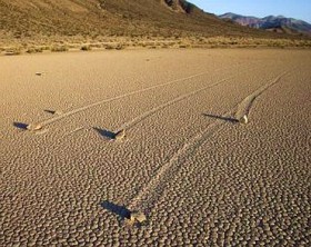 ползающие камни в долине смерти 